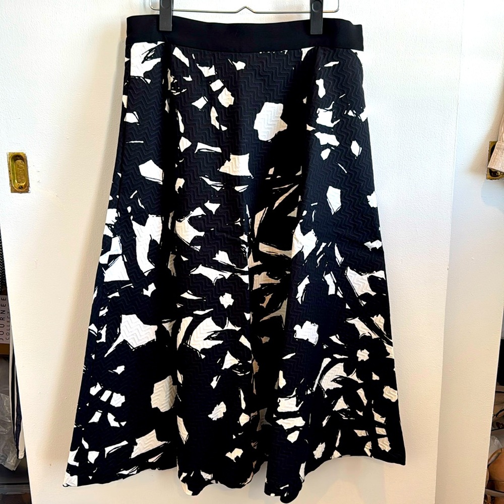 BRAND NEW: Banana Republic Midi Black & White Skirt